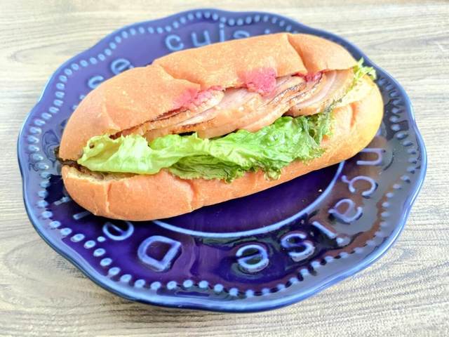 【パンと焼き菓子のPapapapa-n! （ぱぱぱぱーん）－ブリオッシュ専門店－】筆者は「鴨と木苺のサンドイッチ」（490円／税込）をテイクアウトしました