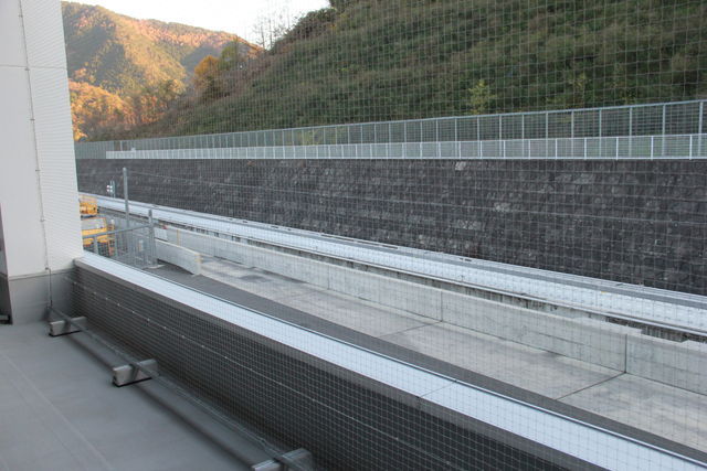 ヒュンとばかりに飛び込んでくるリニアを窓越しに眺めたところ