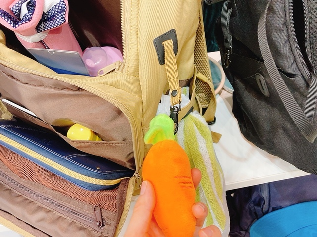 【ワークマン マザーズ高撥水リュック】サイドの金具にはおもちゃをつけられます