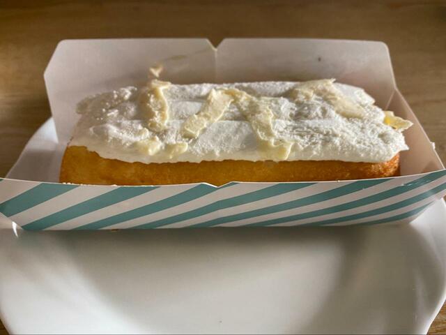 【LAWSON　Uchi Café×Milk MILKシフォンケーキ みるく＆バター】バターソースは丈夫に波がけ