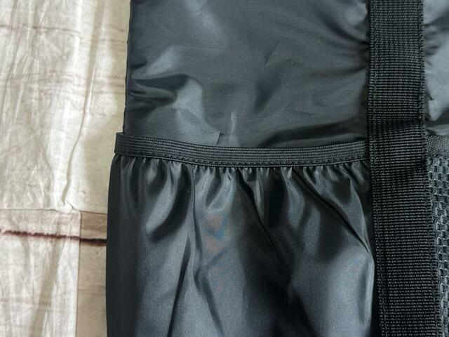 外側に大きめポケットが3つついています。両サイドのポケットは口にゴム入り