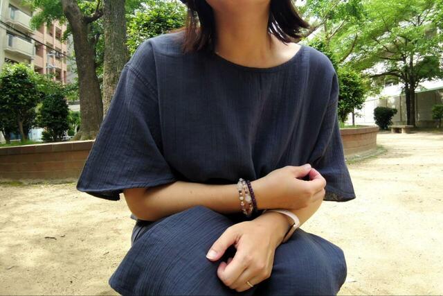 【無印良品 楊柳ガーゼ 五分袖ワンピース】左右にやや広めのクルーネックで鎖骨が見えるので、着やせ効果もあります◎