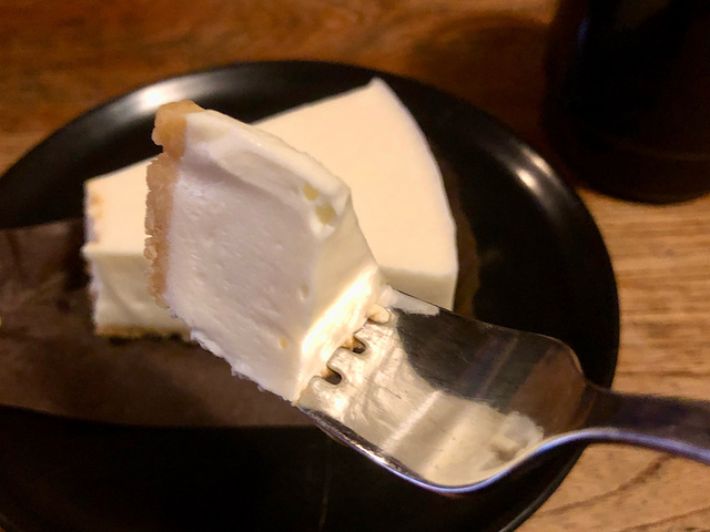 【むさしの森珈琲　レアチーズケーキ】濃厚な味わいと酸味のあるレアチーズと優しい甘さのビスケット生地が美味しい