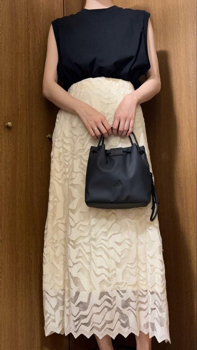 【adidas フェイバリット スモールバッグ】黒のノースリーブ×レーススカートのきれいめコーデとも好相性。よく見るとadidasロゴが入っているという遊び心が効いています◎