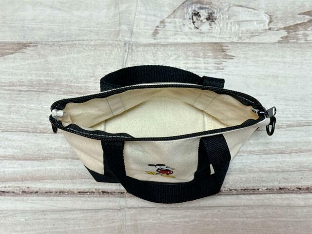 内側はポケットなどはないシンプルな作り