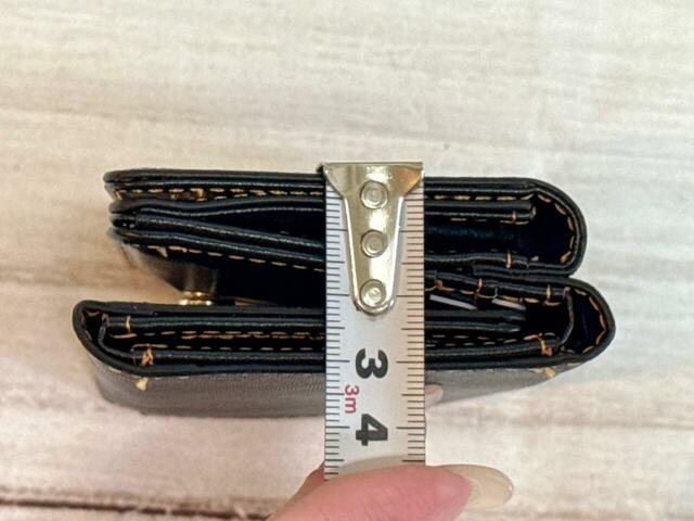 厚みが出にくく、すっきり使いやすい。紙幣やコイン、カードを入れても厚みは3.3cm程度でした