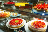 キルフェボン グランメゾン銀座店のショーケース。いちごのタルトだけでも数種類！