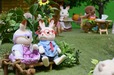 【シルバニアファミリー展40th】ベンチでくつろぐショコラウサギのおじいさんとおばあさん