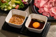 焼肉のソースは、爽やかな風味の和風おろしソースと、コク深いデミグラスソースに名古屋コーチンの卵黄を浮かべたソースの2種【ウィークデイディナー～カウンター焼肉の特等席～】