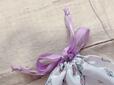 ラベンダーカラーのサテン調のリボン