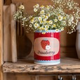 【フライングタイガー】収納缶（ストロベリー） 550円／花瓶を中に隠してお花を入れたらフラワーポットにも！