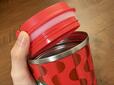【スターバックスコーヒー　ホリデー2024ステンレスタンブラーレッド355ml】フタはくるくると回してつけるタイプです