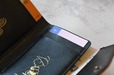 【『SNOOPY YEAR OF THE HORSE MINI WALLET BOOK BROWN』（宝島社）】カードポケットは4つ。やや硬めなので、量はたくさんは入らなさそう