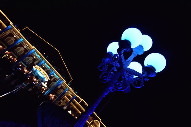エントランスの電灯は、イベント期間中、青く光ります ©Disney
