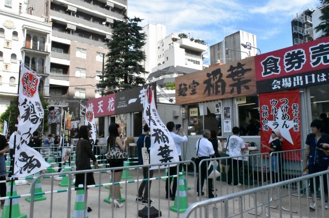 大会常連の稲葉は毎回行列ができている