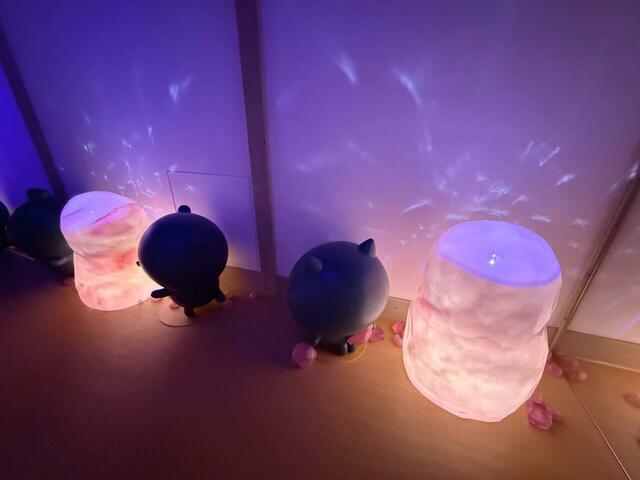 綺麗な石を砕いたり拾ったりしているグレーの子たち。綺麗な石のもとは…知らない方は漫画をチェック！