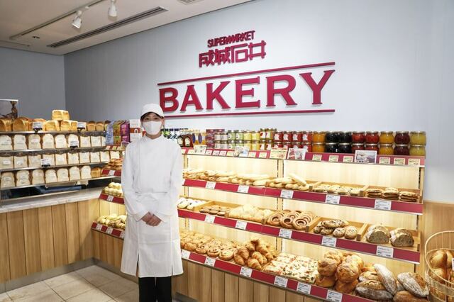 「成城石井 BAKERY」店内とスタッフ
