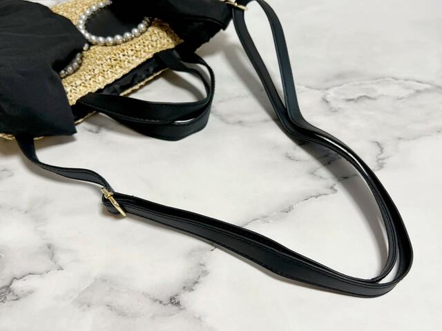 レザー調のショルダーストラップはもちろん長さ調整可能。取り外しはできないので注意してくださいね【a-jolie（アジョリー）PEARL BASKET 2WAY BAG】