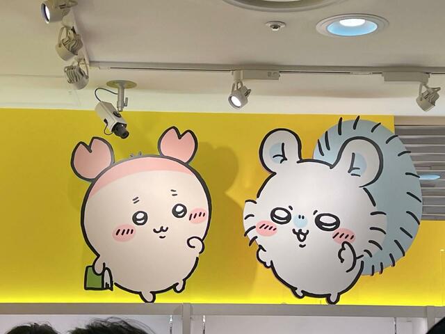 店内上部の壁。ファンが多い、仲良しのモモンガ＆カニちゃんのコンビも♪