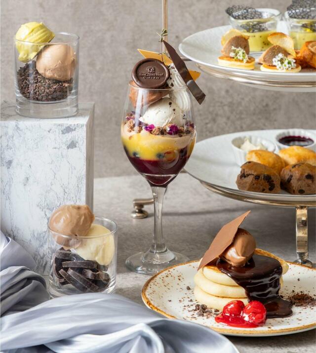 「写真右下のパンケーキと写真左のジェラートはブッフェスタイルで食べ放題」＜期間：2025年5月10日～6月29日＞【ジェラートもパンケーキも食べ放題！初夏のフルーツ＆チョコレートのアフタヌーンティーで贅沢なひととき♪】