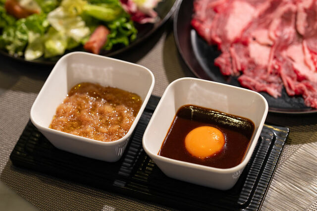焼肉のソースは、爽やかな風味の和風おろしソースと、コク深いデミグラスソースに名古屋コーチンの卵黄を浮かべたソースの2種【ウィークデイディナー～カウンター焼肉の特等席～】