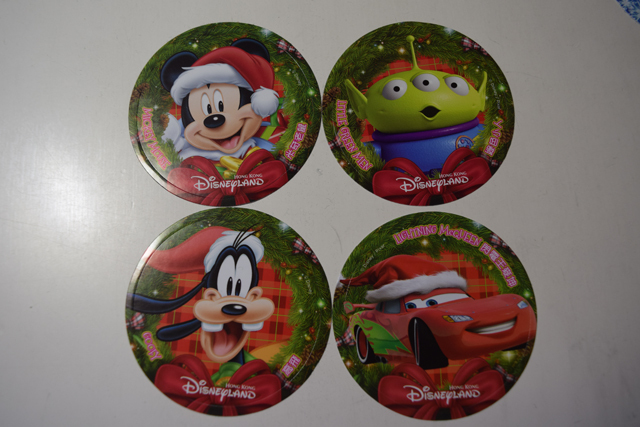 クリスマス仕様のミッキーたちのシールも ©Disney