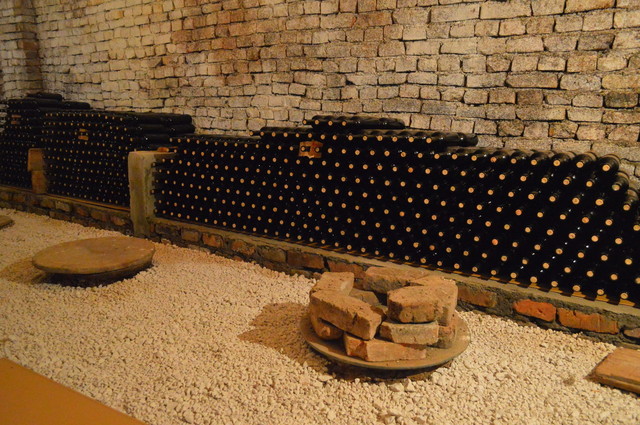 ボトルの手前に見えるクヴェヴリ（甕）でワインを寝かせている