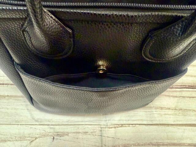 ポケットはマグネットボタンで開閉する仕様