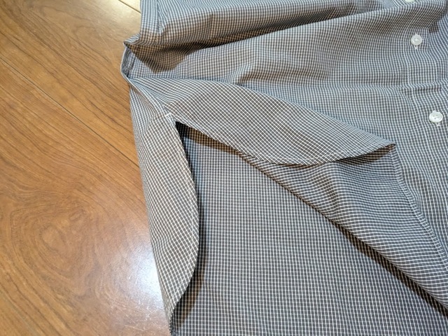 【無印良品　ブロード長袖シャツワンピース】裾部分は丸くカットされていてスリット入り。長め丈でも足さばきが良いです♪