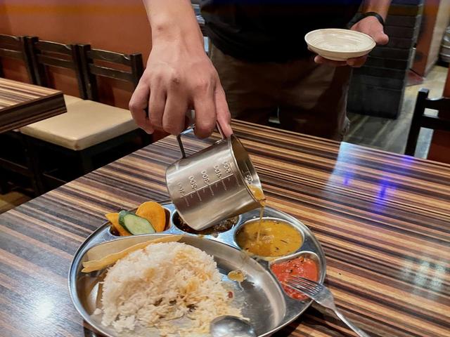 【ネワーダイニング】黙っていても、ダルカレーのおかわりを注ぎにきてくれる