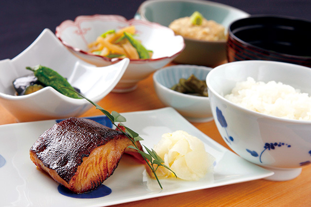 菜な 渋谷マークシティ店 旬魚 炭火焼き御膳 1280円 魚の炭火焼に小鉢3品。味噌汁とごはんはおかわり自由。