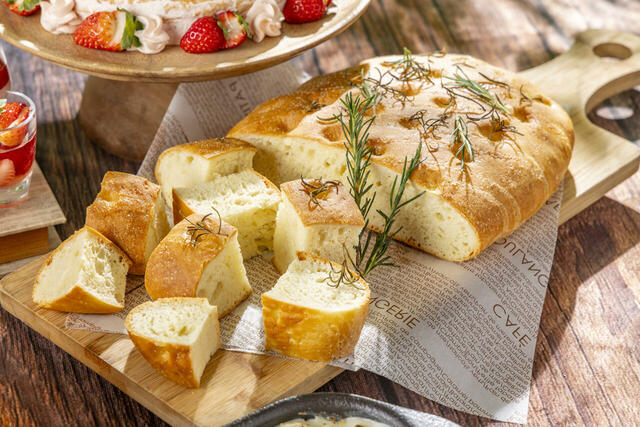 「焼きたてフォカッチャ」<期間:2026年1月1日〜3月31日>【“フレッシュいちご2種“の食べ比べもできる!インターナショナルガーデンホテル成田の「旬のいちごと生パスタを楽しむイタリアンビュッフェ」】