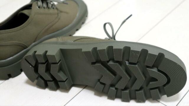 【無印良品　柔らかい中敷を使用した撥水タンクソールシューズ】「タンクソール」は登山靴などにも採用される、凹凸のある靴底のこと。グリップ力がすごい！