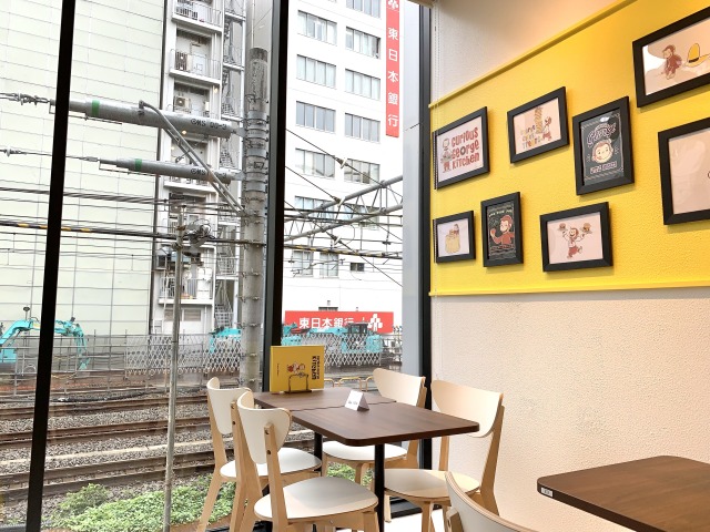 壁にも可愛いイラストが飾られている