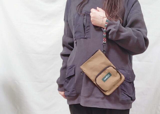 手首にストラップをつけて、持ち歩くことも♪