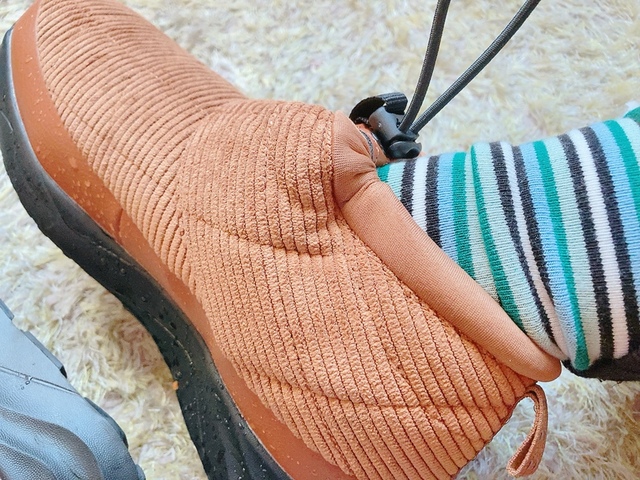 【ワークマン コーデュロイモック】靴ひもや金具がなく、簡単に脱ぎ履きできてストレスフリーです♪