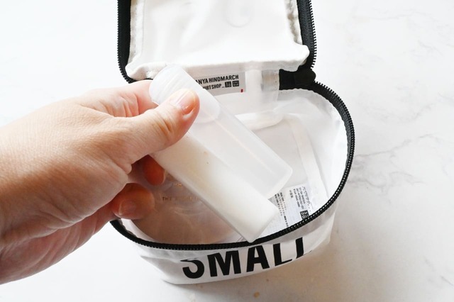 【ユニクロ×ANYA HINDMARCH「ミニスクエアポーチ」】大きめの化粧水などは入りませんが、小分けにしたトラベルグッズなら余裕！