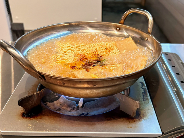 【モナミ食堂】お湯がわいたら麺とスープと選んだ具材を入れて作ります