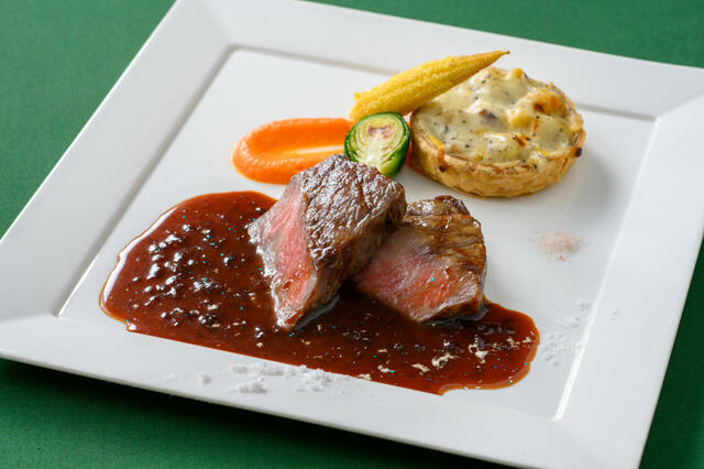 スペシャルコース 12,600円|東京ディズニーリゾート「ディズニー・クリスマス」スペシャルメニュー|販売店舗:東京ディズニーシー「S.S.コロンビア・ダイニングルーム」|発売日:2024年11月8日(金)〜12月25日(水)