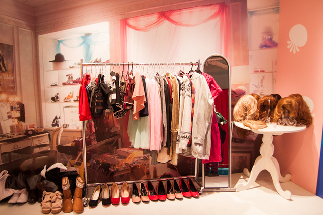 服はスカートやケープ(？)など簡単に着替えができそう。ここから目覚めてしまう人もいるかも…？