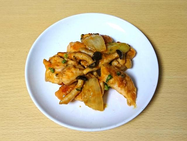 【カークランドシグネチャー　鶏の西京みそ漬け　2060g　2225円】鶏肉を中心に、タマネギやシメジなどの具材も