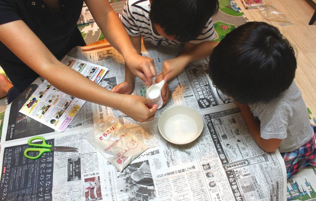 芯用土の袋の中に付属の計量スプーンを使って水を35㏄入れます。