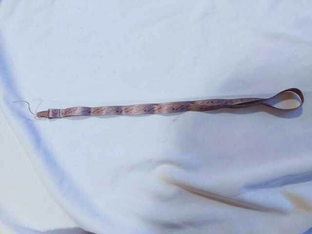 ハンディー扇風機には、ストラップが付いてきます