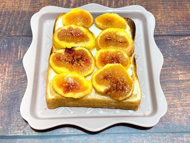 トースターで焼いて、お好みで蜂蜜をかけて出来上がり！