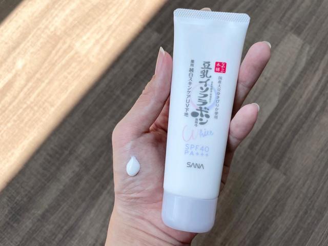 【なめらか本舗　豆乳イソフラボン薬用純白スキンケアUV下地】乳白色で少しこっくりとしたテクスチャ