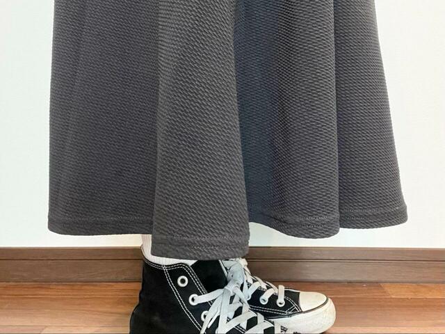 【coca エンボス長袖Aラインワンピース】身長167cm・Lサイズ着用。足首が見えるくらいの丈感です