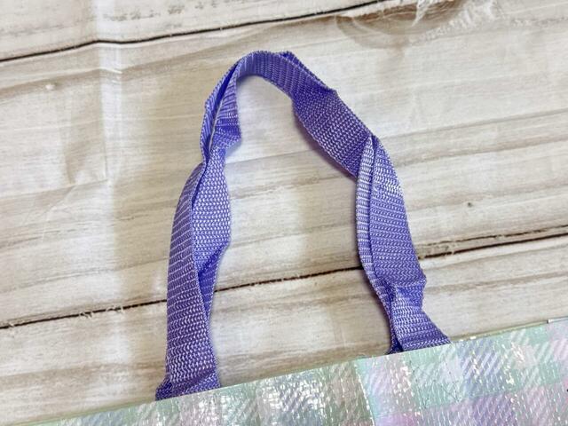 持ち手の長さは（約）42.5cm。肩がけできる長さなので、持ち運びもラクラク！
