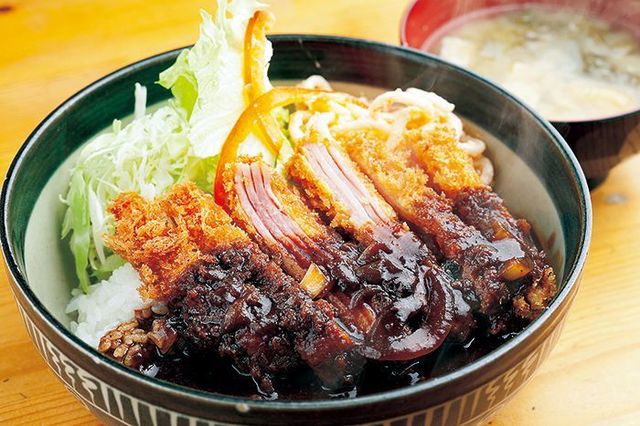 創作洋食／新富町「下町洋食キッチントキワ」 の「ウヰンブル丼 （味噌汁付き）」950円