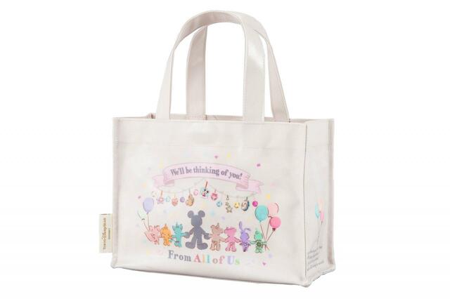トートバッグ 3,200円｜サイズ：幅約26×高さ約19×マチ約10cm｜“ダッフィー＆フレンズのフロム・オール・オブ・アス”第2弾グッズ｜東京ディズニーリゾート40周年“ドリームゴーラウンド”｜発売日：2023年5月18日（木）｜販売店舗：東京ディズニーシー「 マクダックス・デパートメントストア」