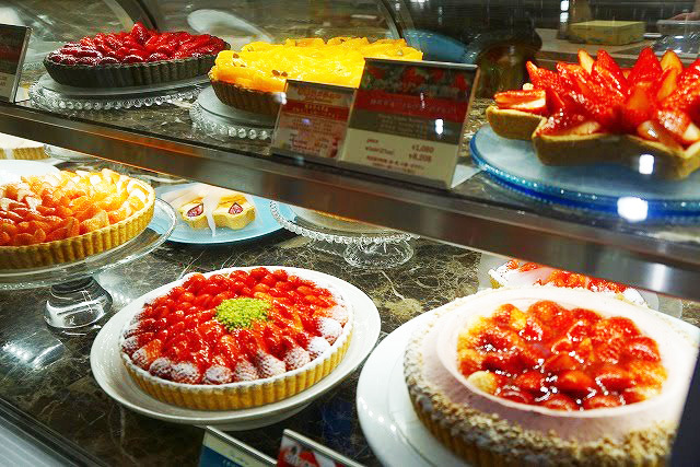 キルフェボン グランメゾン銀座店のショーケース。いちごのタルトだけでも数種類！